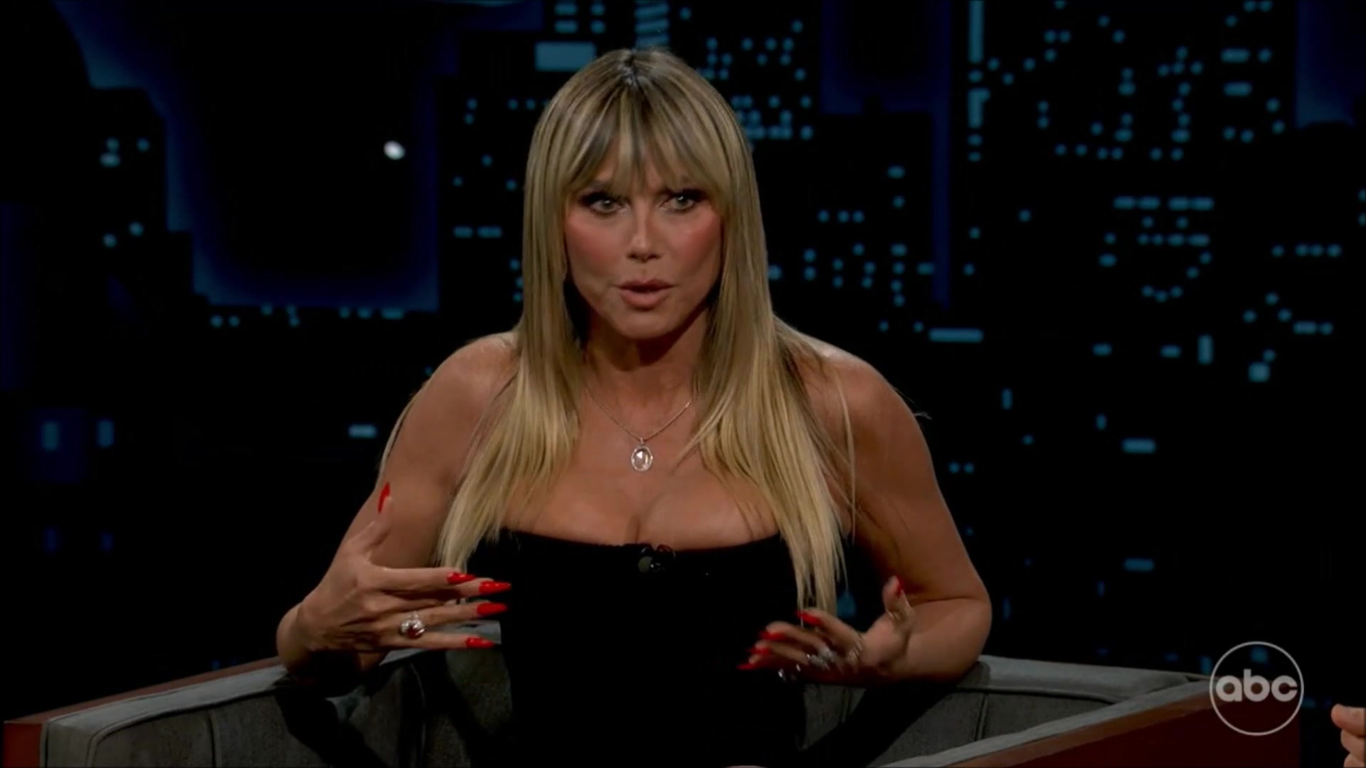 Heidi Klum VERY BUSTY and Pantyhose Legs 000006