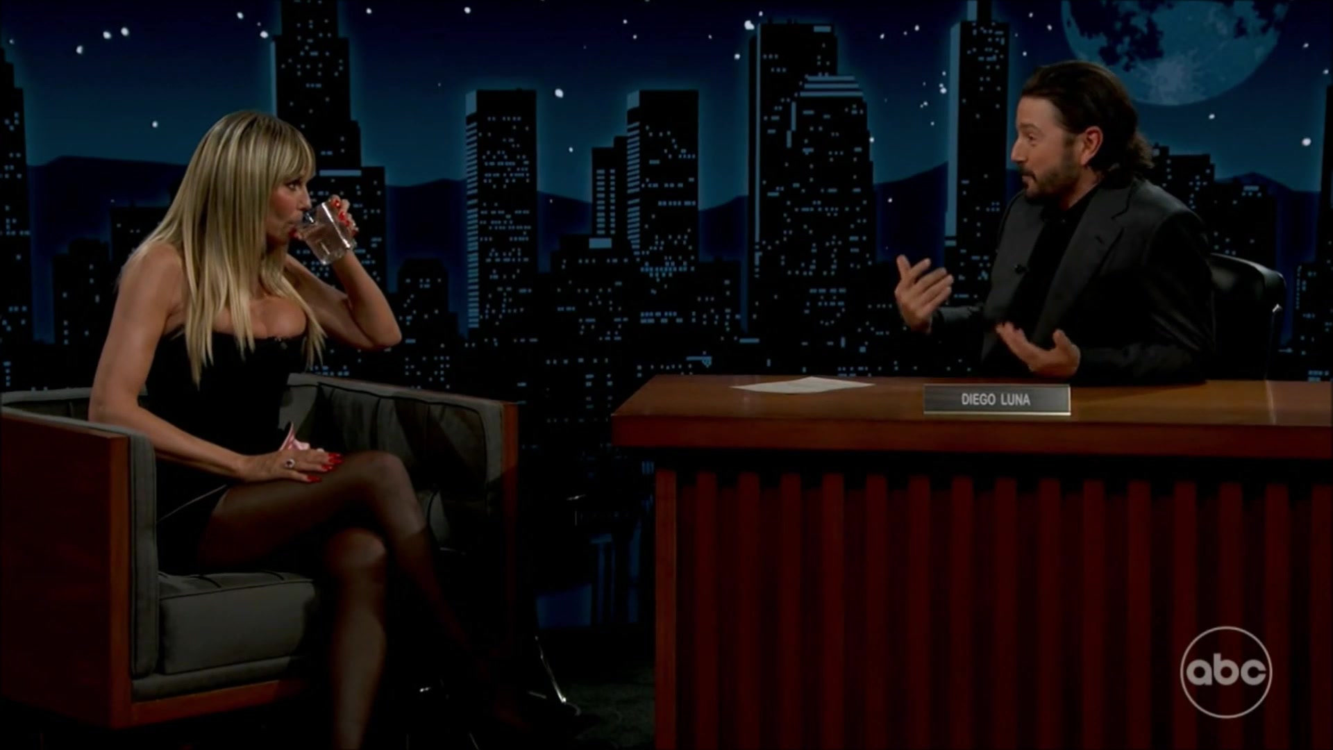 Heidi Klum VERY BUSTY and Pantyhose Legs 000015