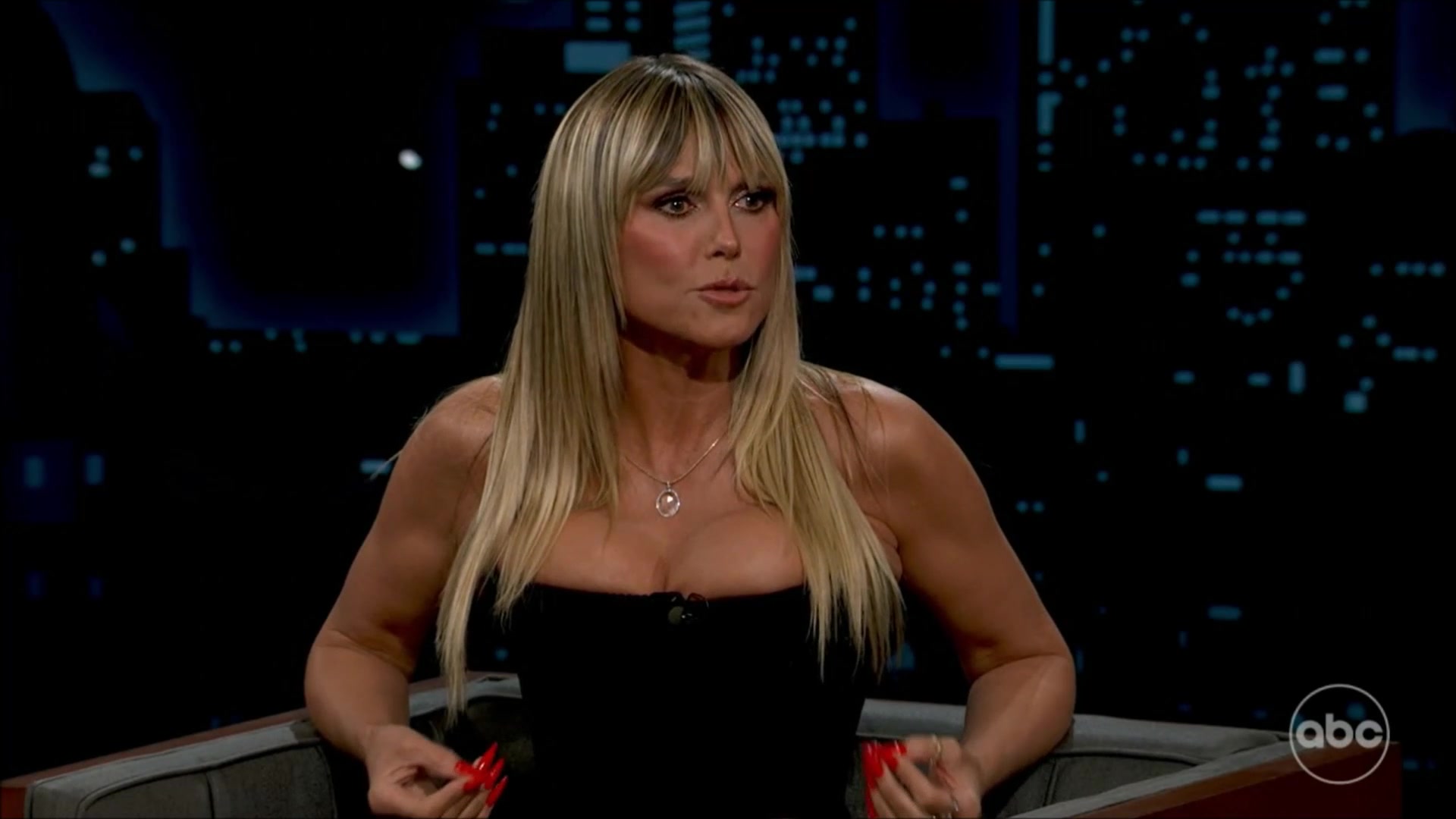 Heidi Klum VERY BUSTY and Pantyhose Legs 000017