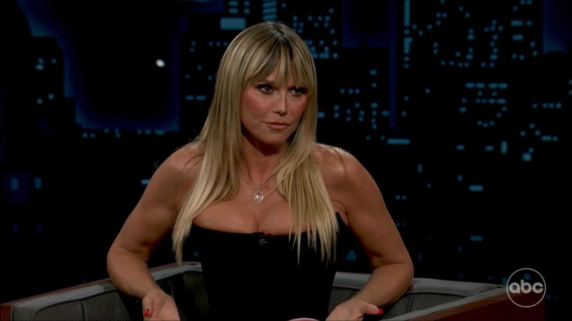 Heidi Klum VERY BUSTY and Pantyhose Legs 000022