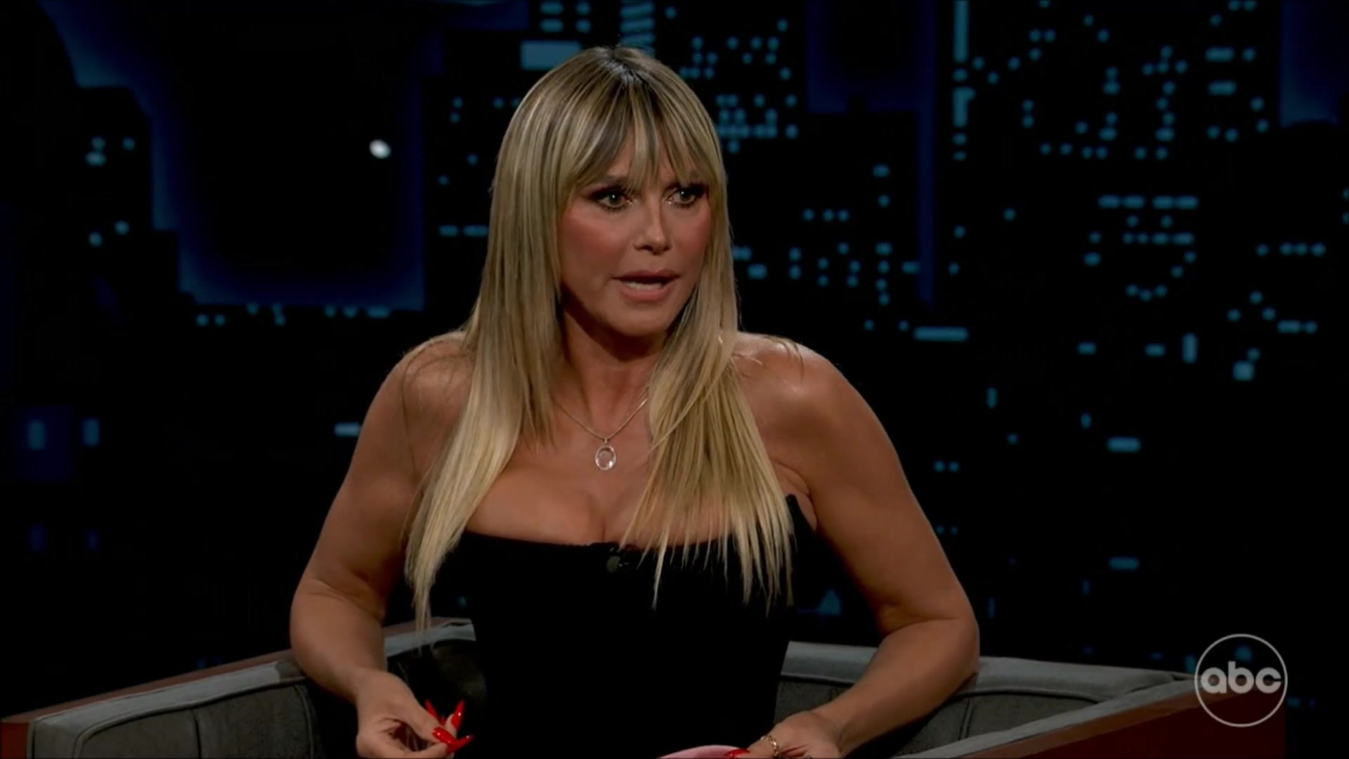 Heidi Klum VERY BUSTY and Pantyhose Legs 000028