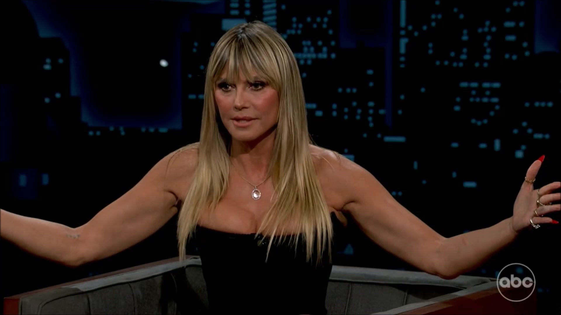 Heidi Klum VERY BUSTY and Pantyhose Legs 000030