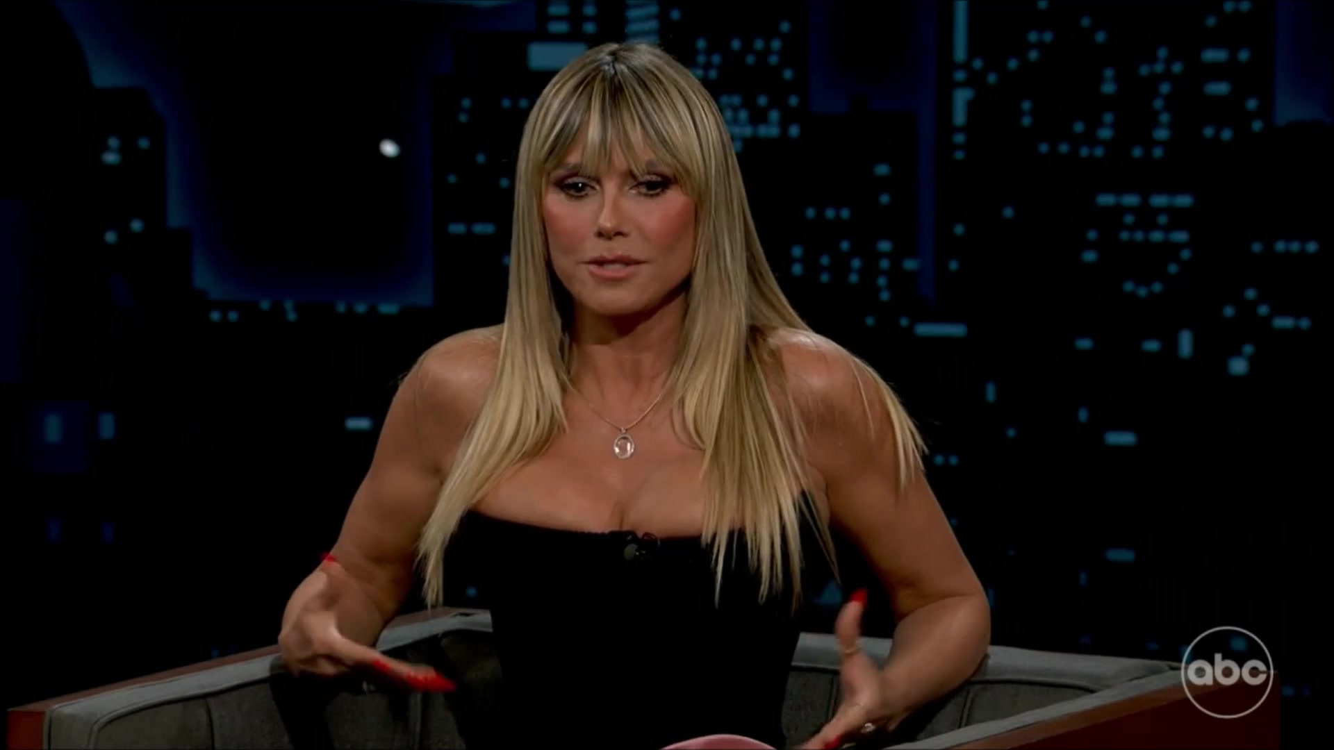 Heidi Klum VERY BUSTY and Pantyhose Legs 000032