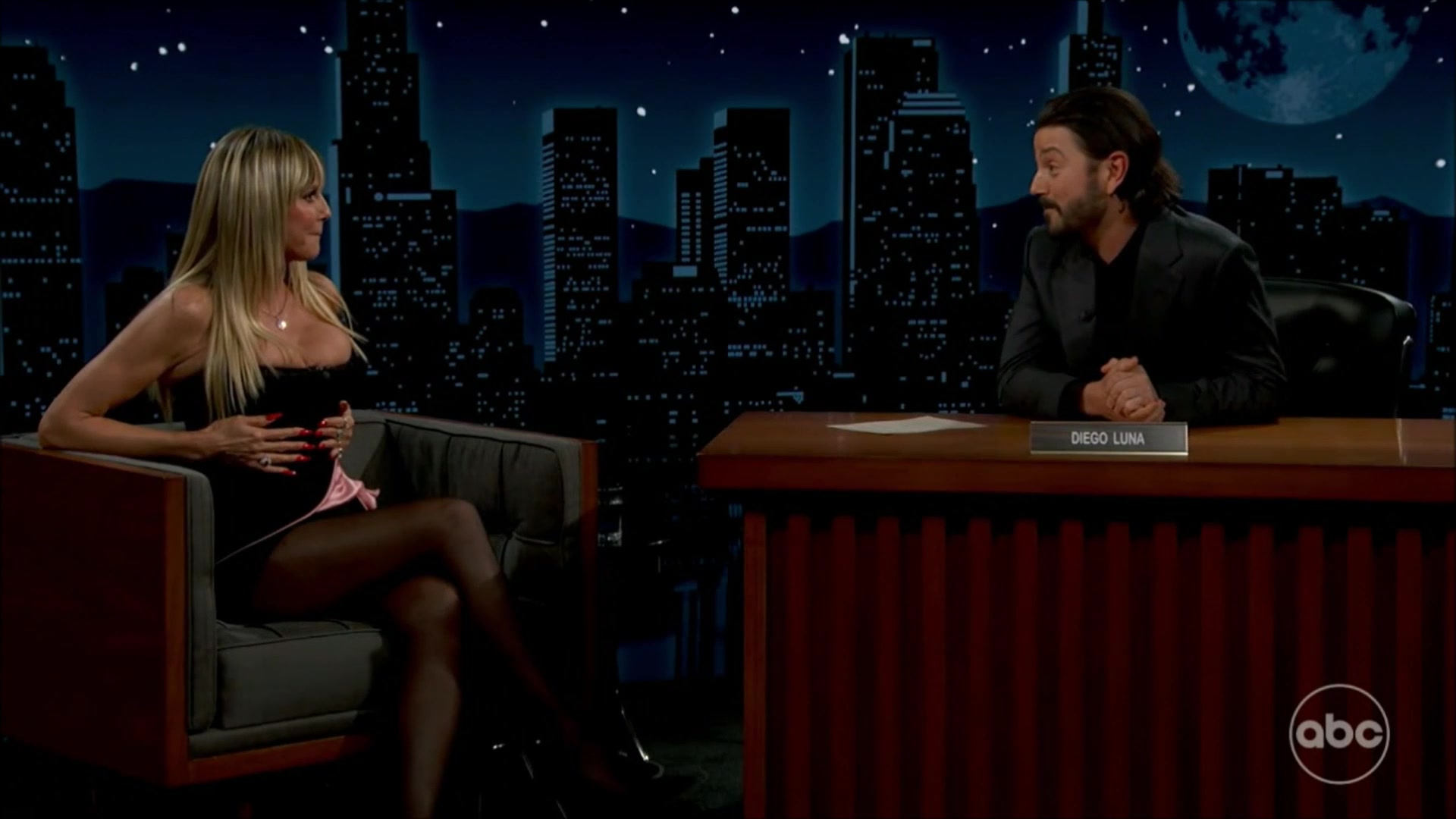 Heidi Klum VERY BUSTY and Pantyhose Legs 000034