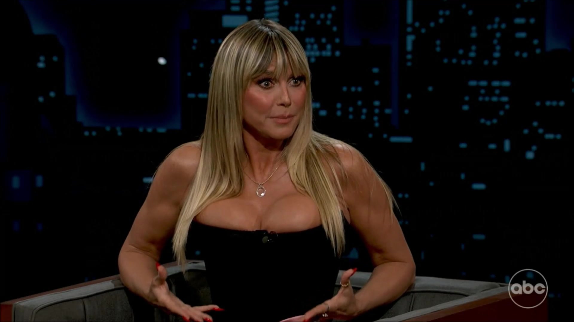 Heidi Klum VERY BUSTY and Pantyhose Legs 000042